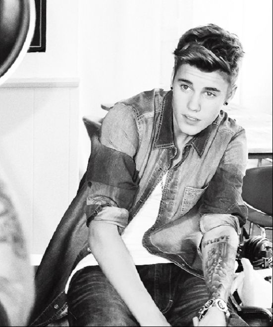 Videos Justin Bieber Records Images Of Fans Along With Friends